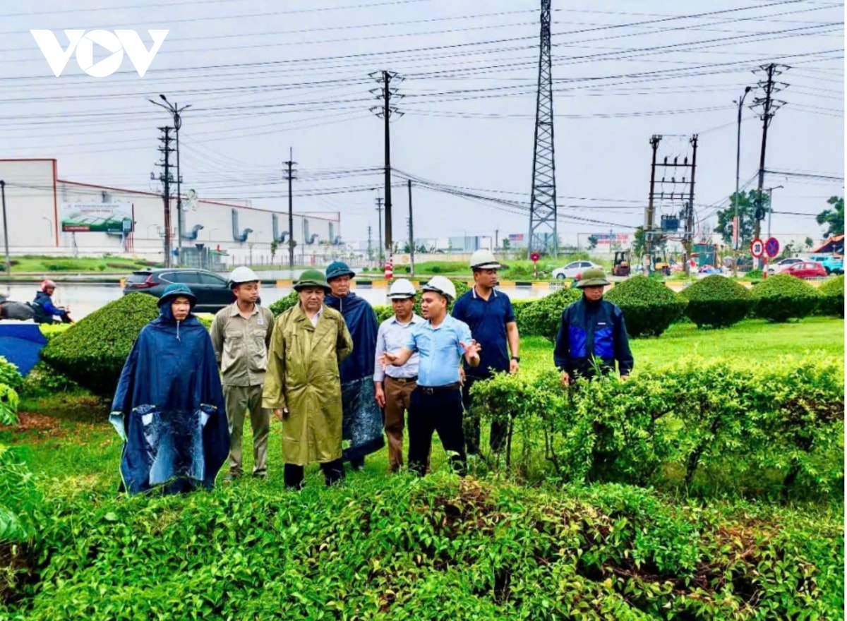 trực tiếp bão số 3 đổ bộ vào đất liền, thanh hóa mưa lớn, nhiều đường phố ngập sâu hình ảnh 16 truc tiep bao so 3 do bo vao dat lien, thanh hoa mua lon, nhieu duong pho ngap sau hinh anh 16