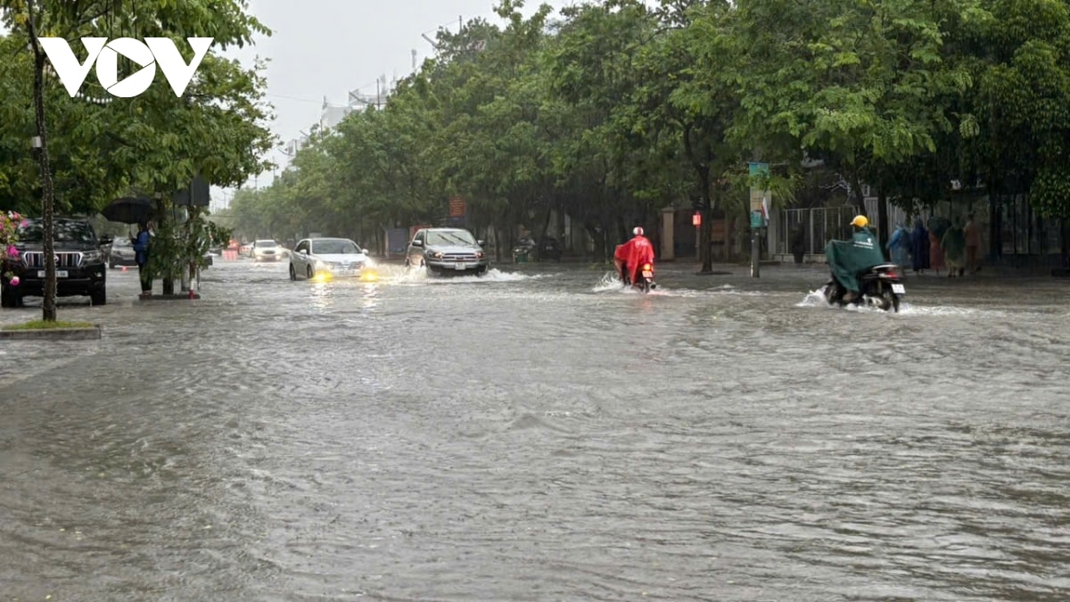 trực tiếp bão số 3 đổ bộ vào đất liền, thanh hóa mưa lớn, nhiều đường phố ngập sâu hình ảnh 76 truc tiep bao so 3 do bo vao dat lien, thanh hoa mua lon, nhieu duong pho ngap sau hinh anh 76