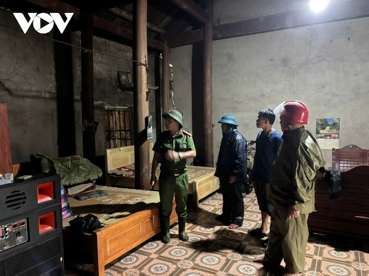 trực tiếp bão số 3 đổ bộ vào đất liền, thanh hóa mưa lớn, nhiều đường phố ngập sâu hình ảnh 28 truc tiep bao so 3 do bo vao dat lien, thanh hoa mua lon, nhieu duong pho ngap sau hinh anh 28