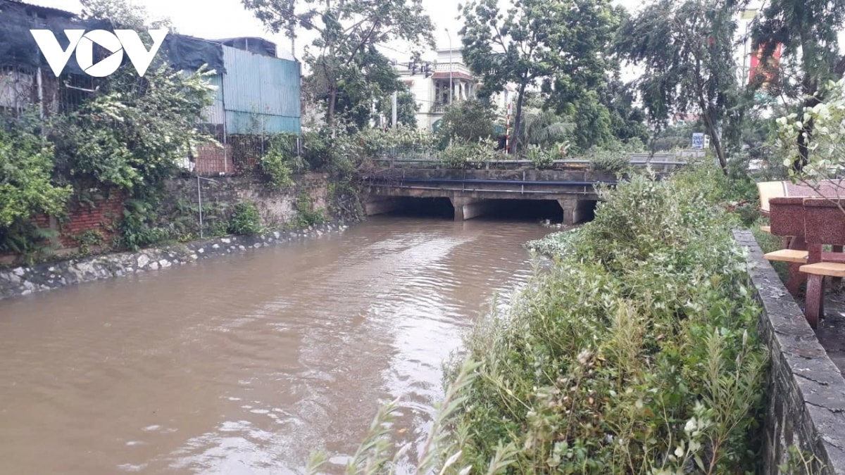 trực tiếp bão số 3 đổ bộ vào đất liền, thanh hóa mưa lớn, nhiều đường phố ngập sâu hình ảnh 37 truc tiep bao so 3 do bo vao dat lien, thanh hoa mua lon, nhieu duong pho ngap sau hinh anh 37