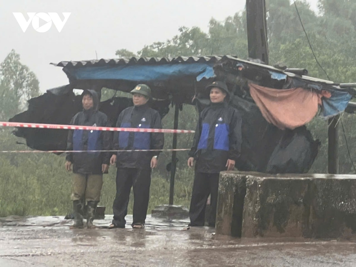 trực tiếp bão số 3 đổ bộ vào đất liền, thanh hóa mưa lớn, nhiều đường phố ngập sâu hình ảnh 87 truc tiep bao so 3 do bo vao dat lien, thanh hoa mua lon, nhieu duong pho ngap sau hinh anh 87