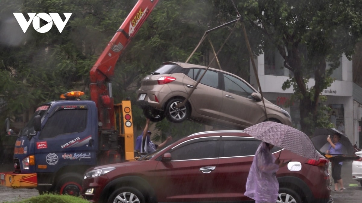 trực tiếp bão số 3 đổ bộ vào đất liền, thanh hóa mưa lớn, nhiều đường phố ngập sâu hình ảnh 4 truc tiep bao so 3 do bo vao dat lien, thanh hoa mua lon, nhieu duong pho ngap sau hinh anh 4