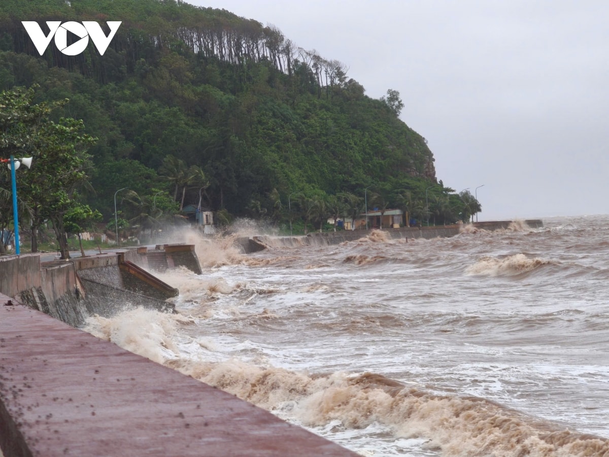 trực tiếp bão số 3 đổ bộ vào đất liền, thanh hóa mưa lớn, nhiều đường phố ngập sâu hình ảnh 42 truc tiep bao so 3 do bo vao dat lien, thanh hoa mua lon, nhieu duong pho ngap sau hinh anh 42