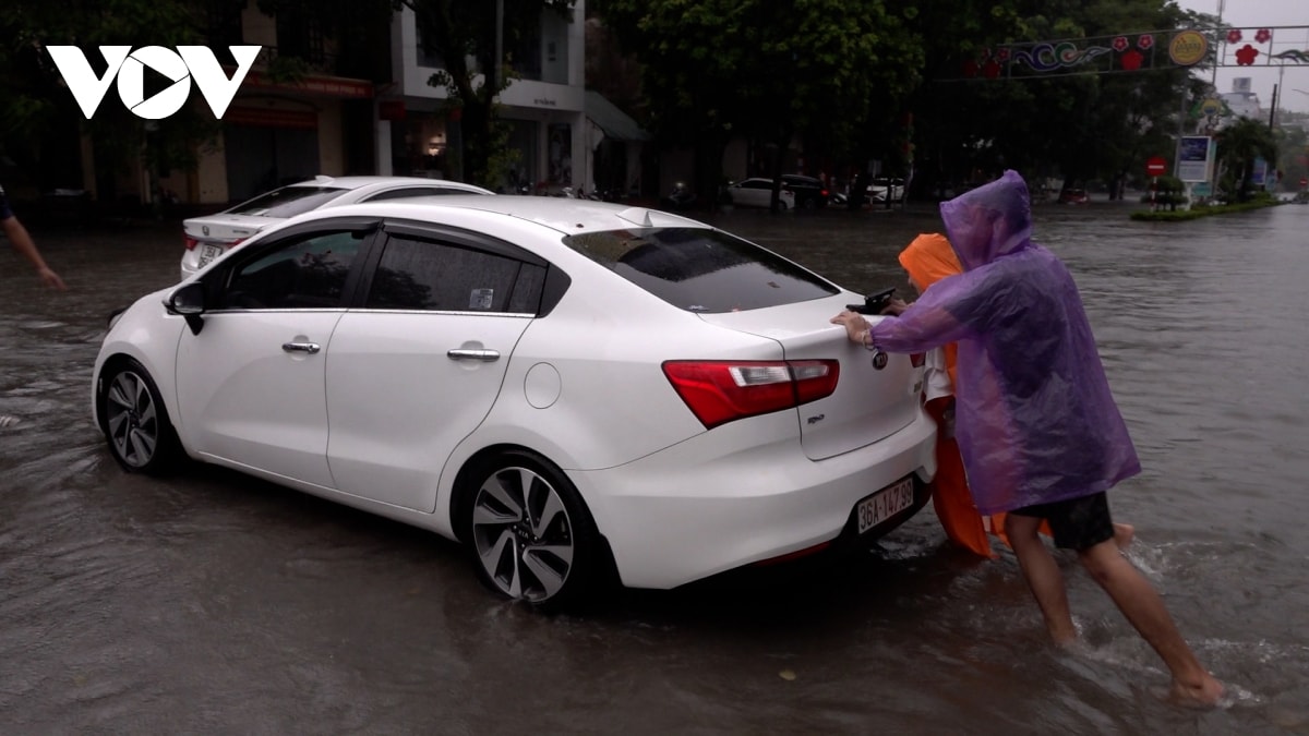 trực tiếp bão số 3 đổ bộ vào đất liền, thanh hóa mưa lớn, nhiều đường phố ngập sâu hình ảnh 1 truc tiep bao so 3 do bo vao dat lien, thanh hoa mua lon, nhieu duong pho ngap sau hinh anh 1