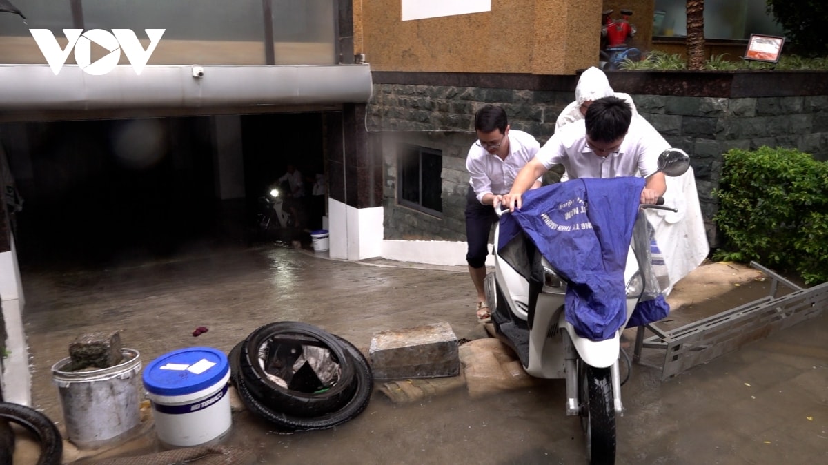 trực tiếp bão số 3 đổ bộ vào đất liền, thanh hóa mưa lớn, nhiều đường phố ngập sâu hình ảnh 3 truc tiep bao so 3 do bo vao dat lien, thanh hoa mua lon, nhieu duong pho ngap sau hinh anh 3
