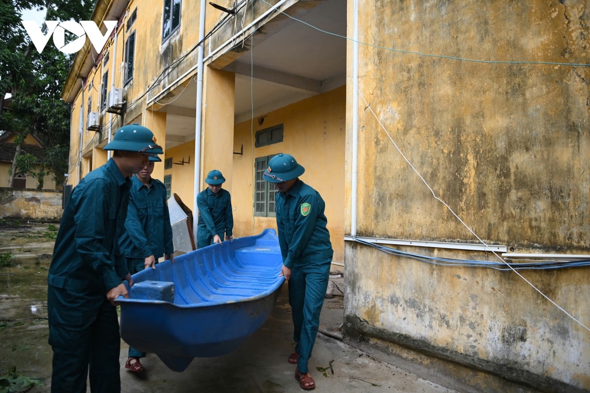 trực tiếp bão số 3 đổ bộ vào đất liền, thanh hóa mưa lớn, nhiều đường phố ngập sâu hình ảnh 14 truc tiep bao so 3 do bo vao dat lien, thanh hoa mua lon, nhieu duong pho ngap sau hinh anh 14