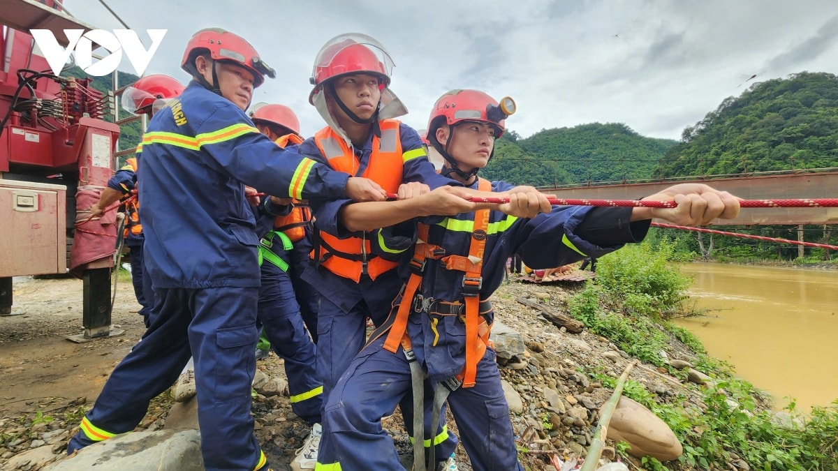 trực tiếp bão số 3 đổ bộ vào đất liền, thanh hóa mưa lớn, nhiều đường phố ngập sâu hình ảnh 33 truc tiep bao so 3 do bo vao dat lien, thanh hoa mua lon, nhieu duong pho ngap sau hinh anh 33