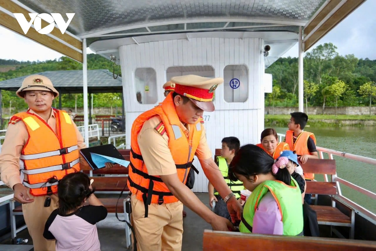 trực tiếp bão số 3 đổ bộ vào đất liền, thanh hóa mưa lớn, nhiều đường phố ngập sâu hình ảnh 51 truc tiep bao so 3 do bo vao dat lien, thanh hoa mua lon, nhieu duong pho ngap sau hinh anh 51