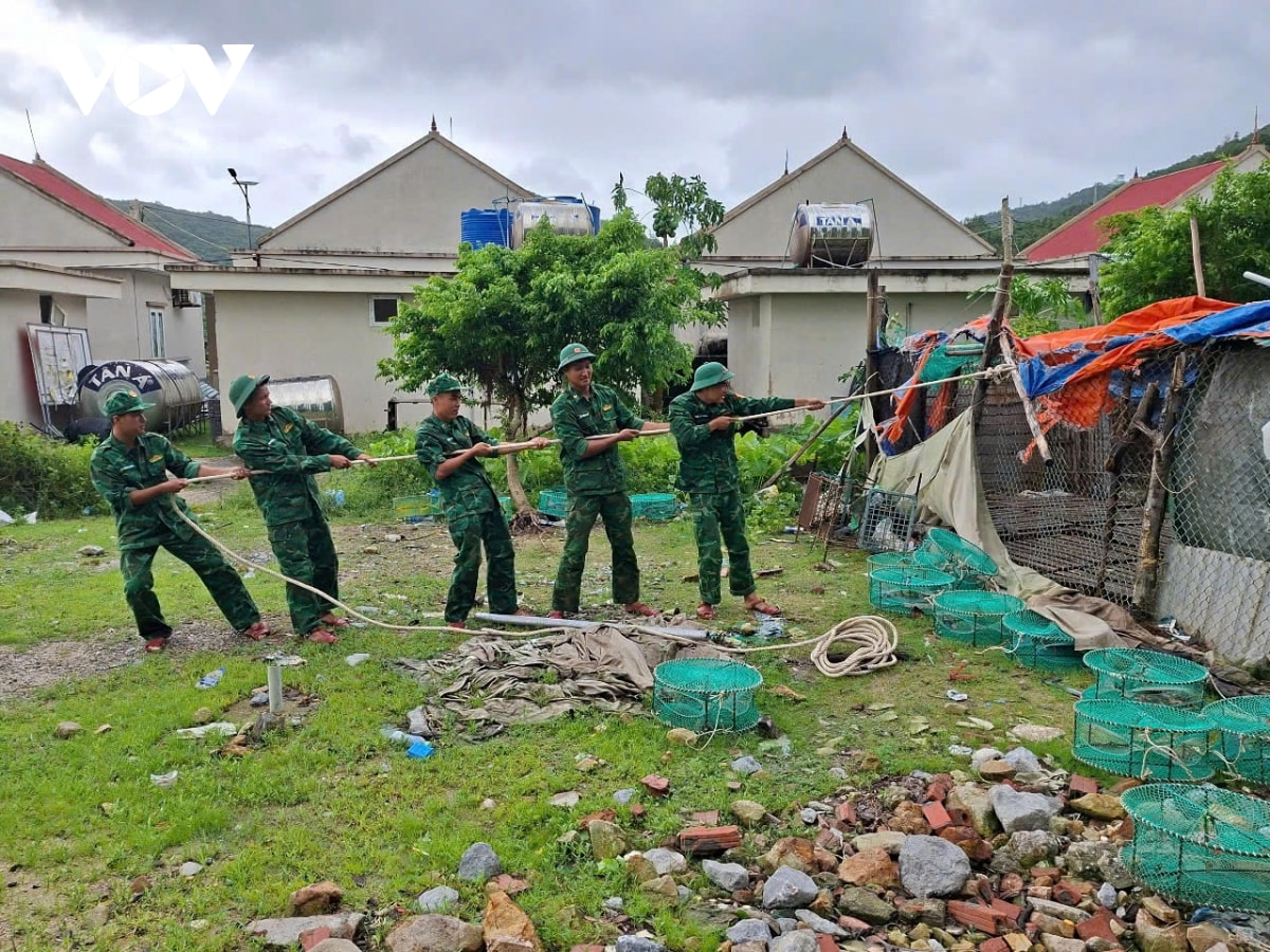 trực tiếp bão số 3 đổ bộ vào đất liền, thanh hóa mưa lớn, nhiều đường phố ngập sâu hình ảnh 57 truc tiep bao so 3 do bo vao dat lien, thanh hoa mua lon, nhieu duong pho ngap sau hinh anh 57