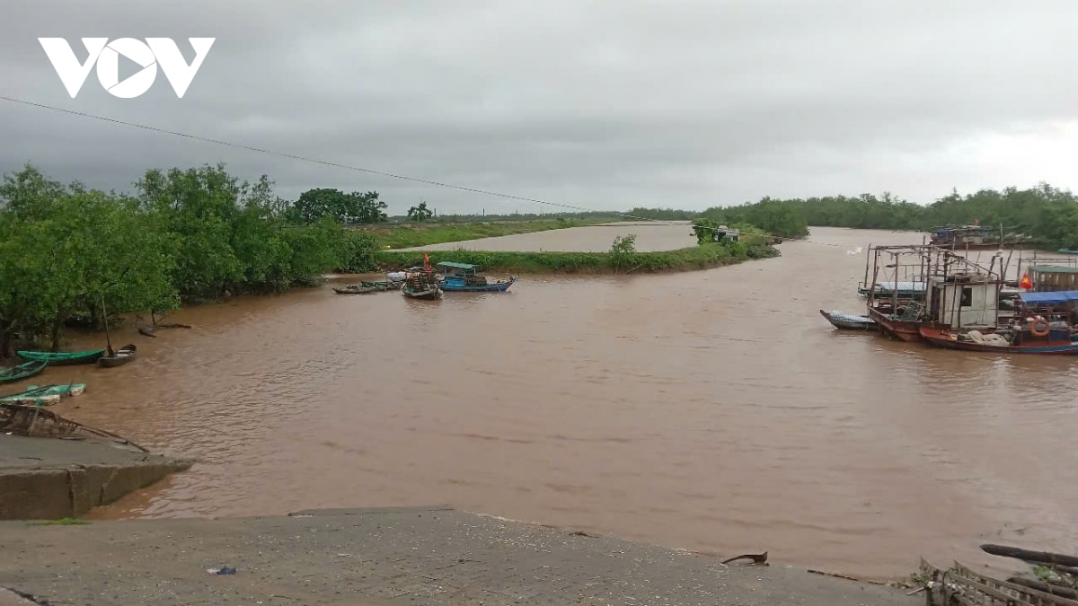 trực tiếp bão số 3 đổ bộ vào đất liền, thanh hóa mưa lớn, nhiều đường phố ngập sâu hình ảnh 35 truc tiep bao so 3 do bo vao dat lien, thanh hoa mua lon, nhieu duong pho ngap sau hinh anh 35