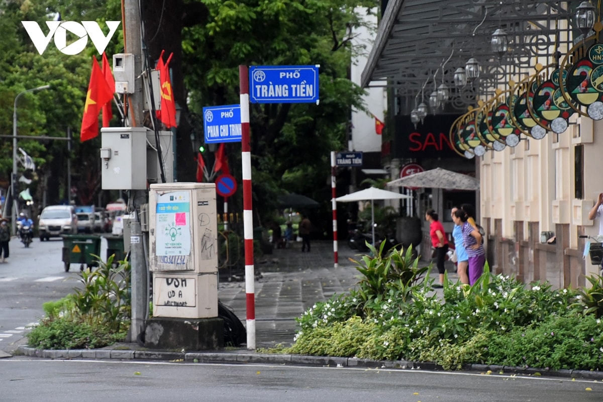 ha noi sang ngay bao ve nguoi dan pho co hoan kiem linh hoat thich ung hinh anh 2
