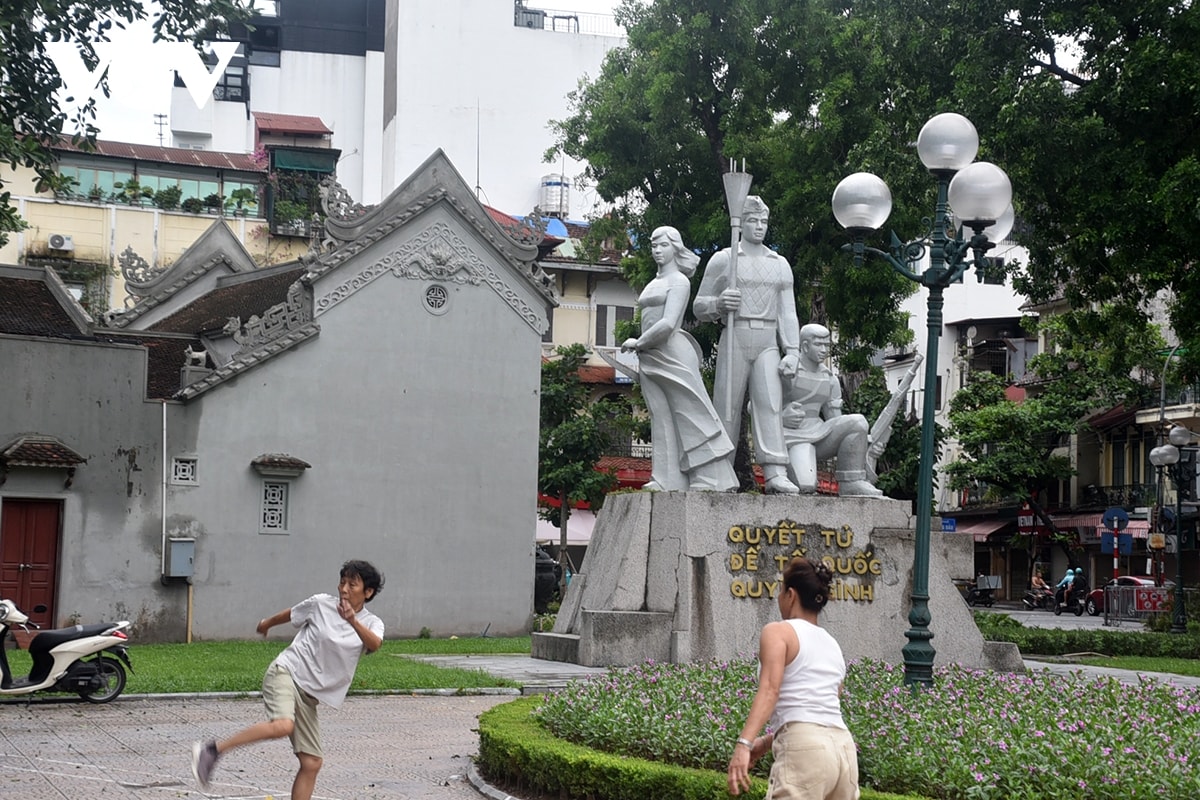 ha noi sang ngay bao ve nguoi dan pho co hoan kiem linh hoat thich ung hinh anh 6