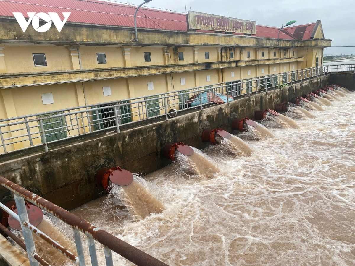 trực tiếp bão số 3 đổ bộ vào đất liền, thanh hóa mưa lớn, nhiều đường phố ngập sâu hình ảnh 34 truc tiep bao so 3 do bo vao dat lien, thanh hoa mua lon, nhieu duong pho ngap sau hinh anh 34