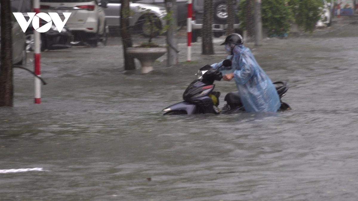 trực tiếp bão số 3 đổ bộ vào đất liền, thanh hóa mưa lớn, nhiều đường phố ngập sâu hình ảnh 2 truc tiep bao so 3 do bo vao dat lien, thanh hoa mua lon, nhieu duong pho ngap sau hinh anh 2