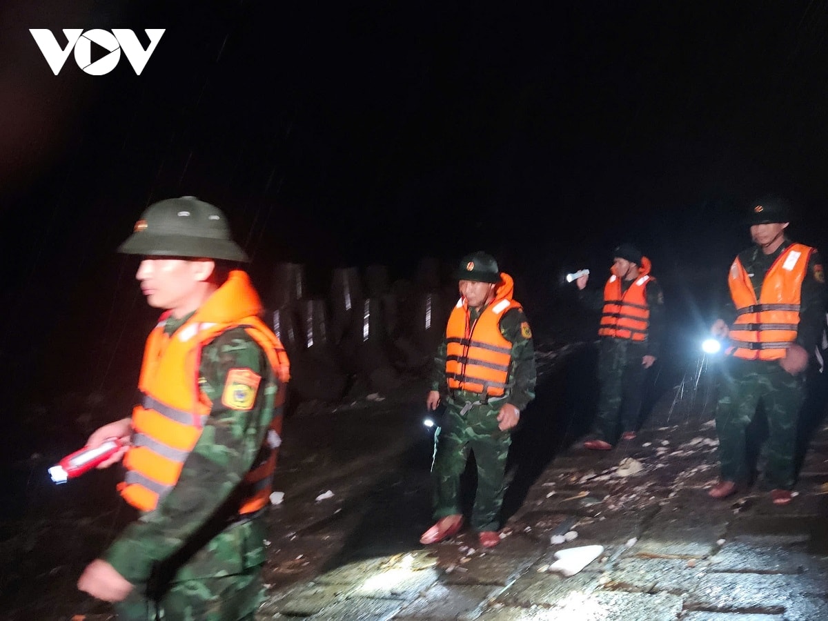 Dem mua khong ngu, bo doi bien phong cua khau cang hai thinh bam bien giu de hinh anh 1