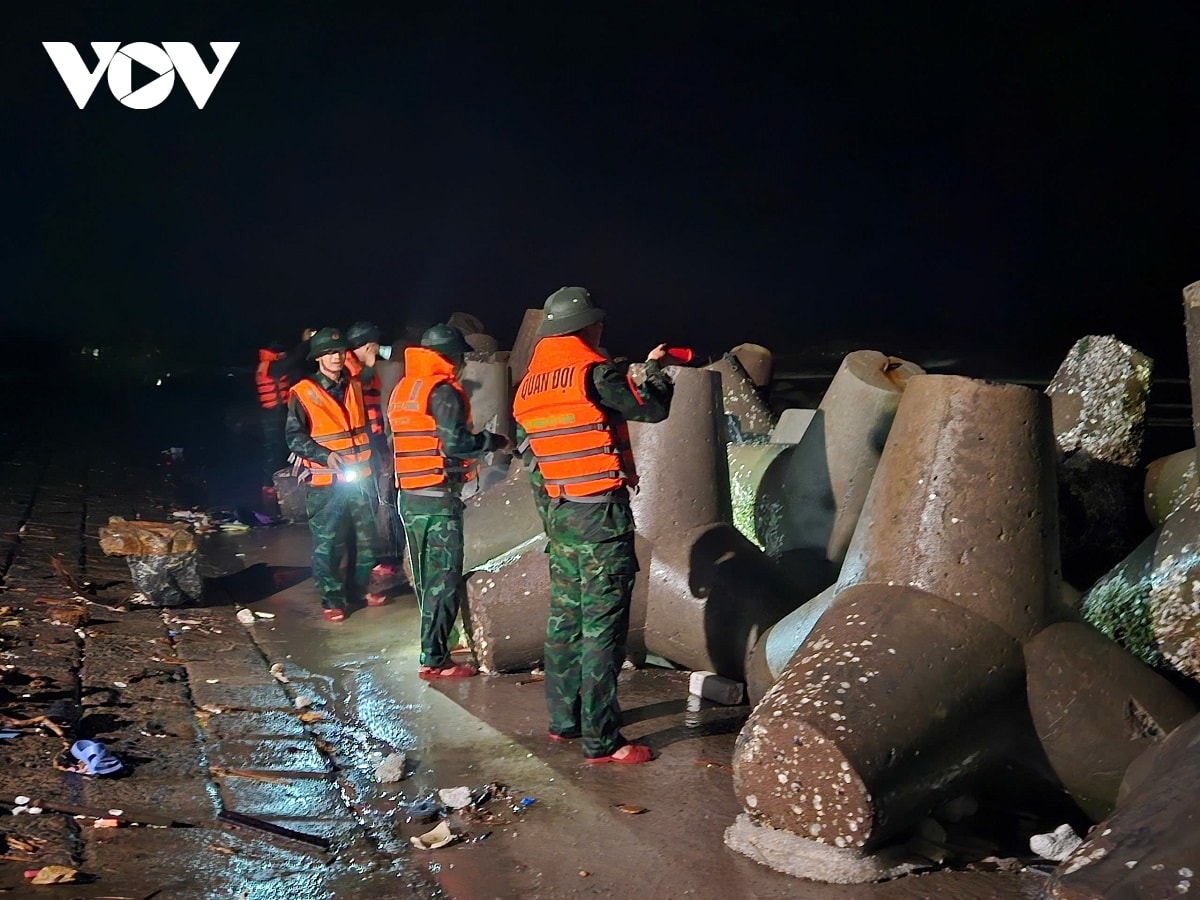 Đêm mưa không ngủ, bộ đội biên phòng cửa khẩu cảng hải thịnh bám biển giữ đê hình ảnh 4 Dem mua khong ngu, bo doi bien phong cua khau cang hai thinh bam bien giu de hinh anh 4