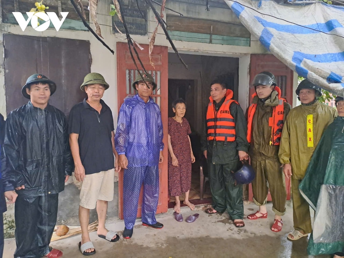 Đêm mưa không ngủ, bộ đội biên phòng cửa khẩu cảng hải thịnh bám biển giữ đê hình ảnh 2 Dem mua khong ngu, bo doi bien phong cua khau cang hai thinh bam bien giu de hinh anh 2