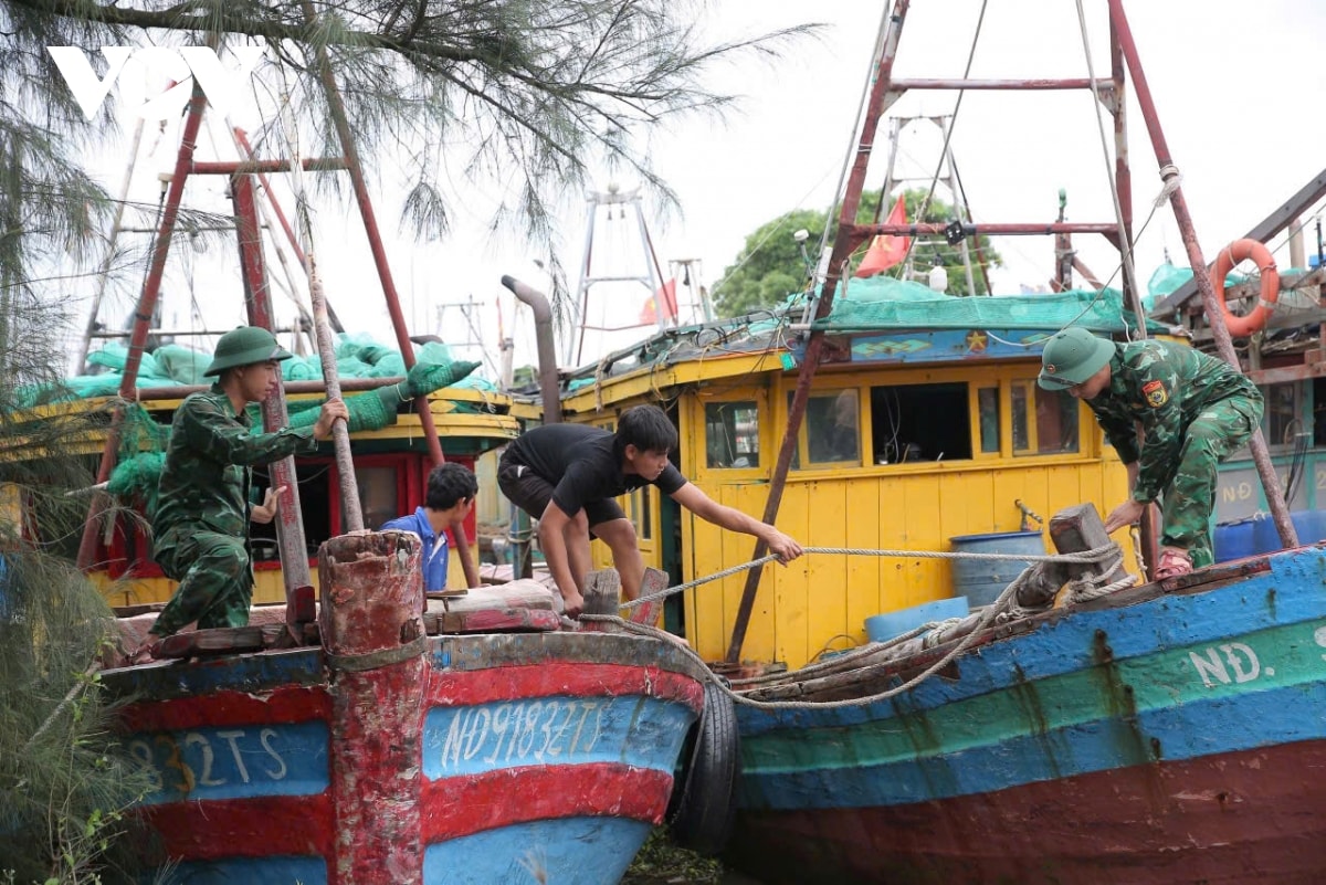 Đêm mưa không ngủ, bộ đội biên phòng cửa khẩu cảng hải thịnh bám biển giữ đê hình ảnh 3 Dem mua khong ngu, bo doi bien phong cua khau cang hai thinh bam bien giu de hinh anh 3