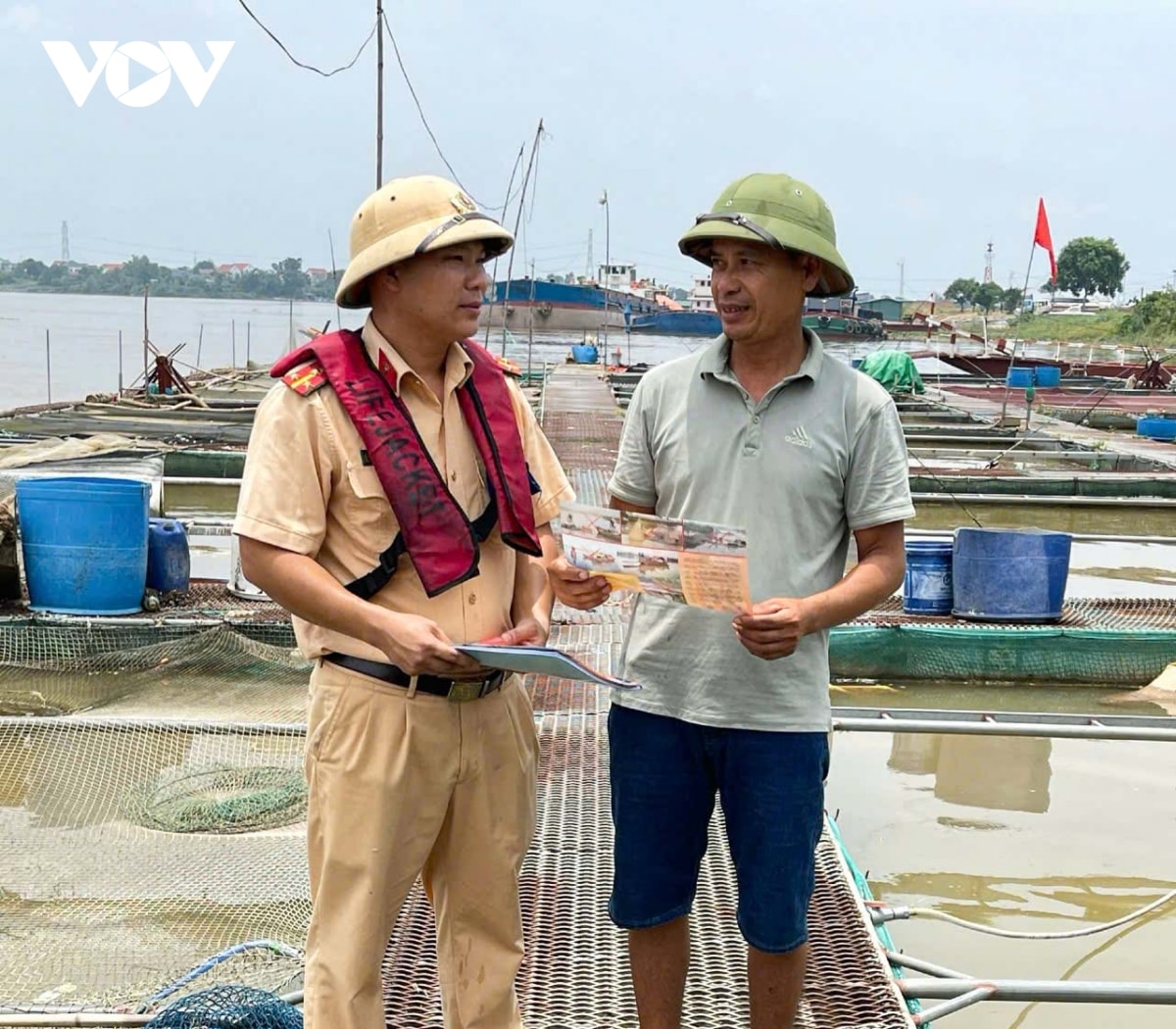 csgt đường thuỷ bắc ninh hỗ trợ dân ứng phó với cơn bão số 3 hình ảnh 2 csgt duong thuy bac ninh ho tro dan ung pho voi con bao so 3 hinh anh 2