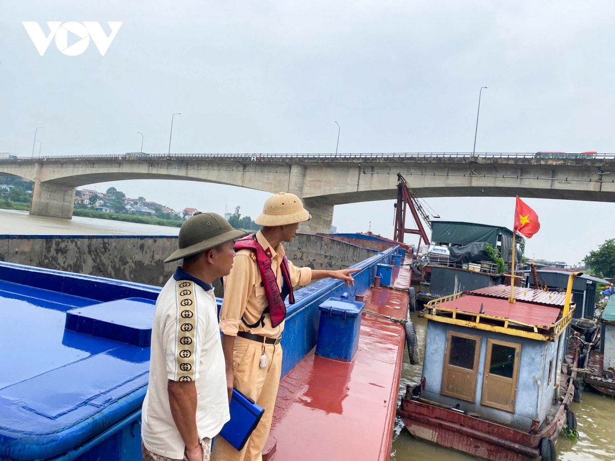 csgt đường thuỷ bắc ninh hỗ trợ dân ứng phó với cơn bão số 3 hình ảnh 1 csgt duong thuy bac ninh ho tro dan ung pho voi con bao so 3 hinh anh 1