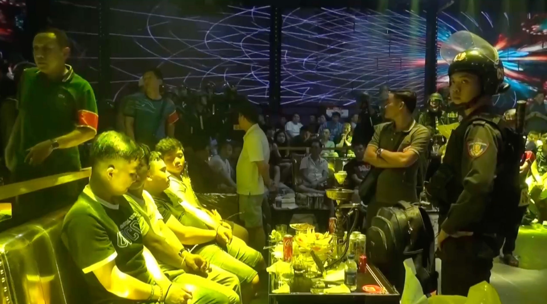 Công an TP.HCM đột kích quán bar phát hiện hàng trăm người dương tính với ma tuý.