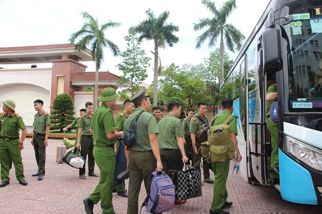 công an nghệ an xuất quân hỗ trợ người dân khắc phục hậu quả bão số 3 hình ảnh 2 cong an nghe an xuat quan ho tro nguoi dan khac phuc hau qua bao so 3 hinh anh 2