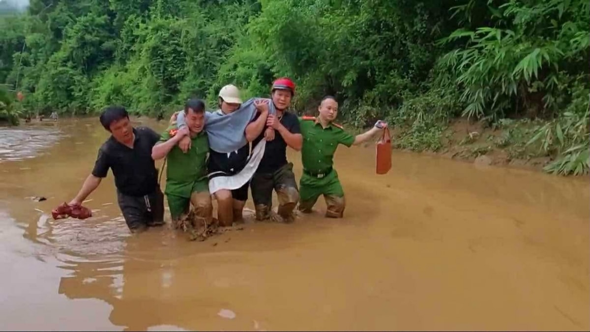 vượt lũ, lội bùn đưa sản phụ suốt chặng đường 20km đi sinh hình ảnh 1 vuot lu, loi bun dua san phu suot chang duong 20km di sinh hinh anh 1