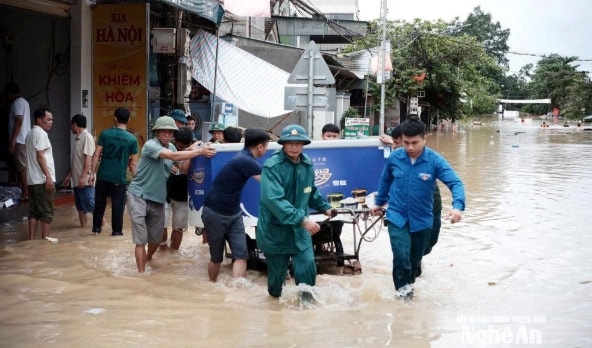 1.300 thanh nien tinh nguyen nghe an giup dan khac phuc hau qua do mua lu hinh anh 1