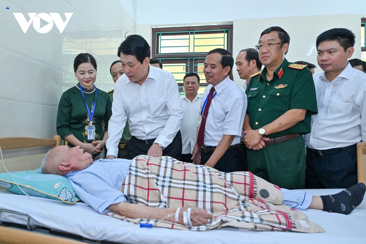 chủ tịch nước lương cường thăm, tặng quà trung tâm Điều dưỡng thương binh duy tiên hình ảnh 1 chu tich nuoc luong cuong tham, tang qua trung tam Dieu duong thuong binh duy tien hinh anh 1