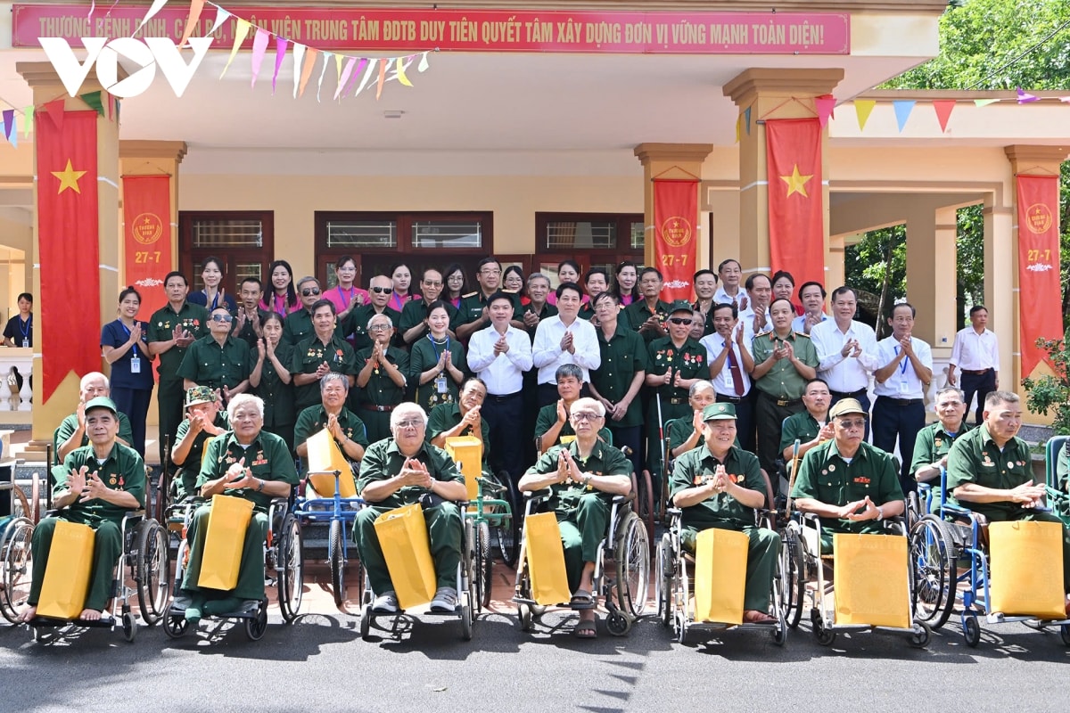 chủ tịch nước lương cường thăm, tặng quà trung tâm Điều dưỡng thương binh duy tiên hình ảnh 5 chu tich nuoc luong cuong tham, tang qua trung tam Dieu duong thuong binh duy tien hinh anh 5