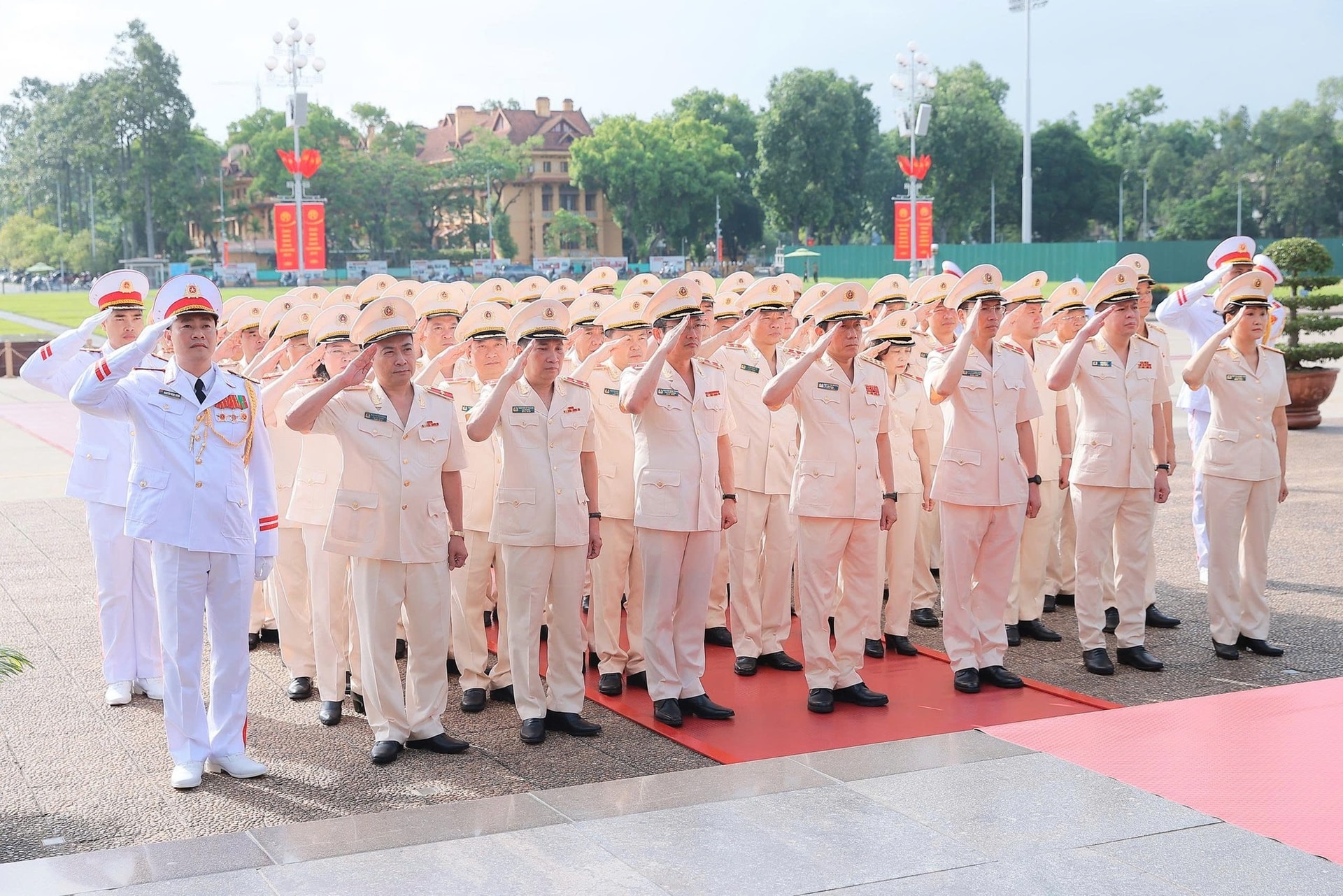 Đoàn đại biểu Đảng ủy Công an Trung ương - Bộ Công an đặt vòng hoa và vào Lăng viếng Chủ tịch Hồ Chí Minh. (Ảnh: Nguyễn Hải)