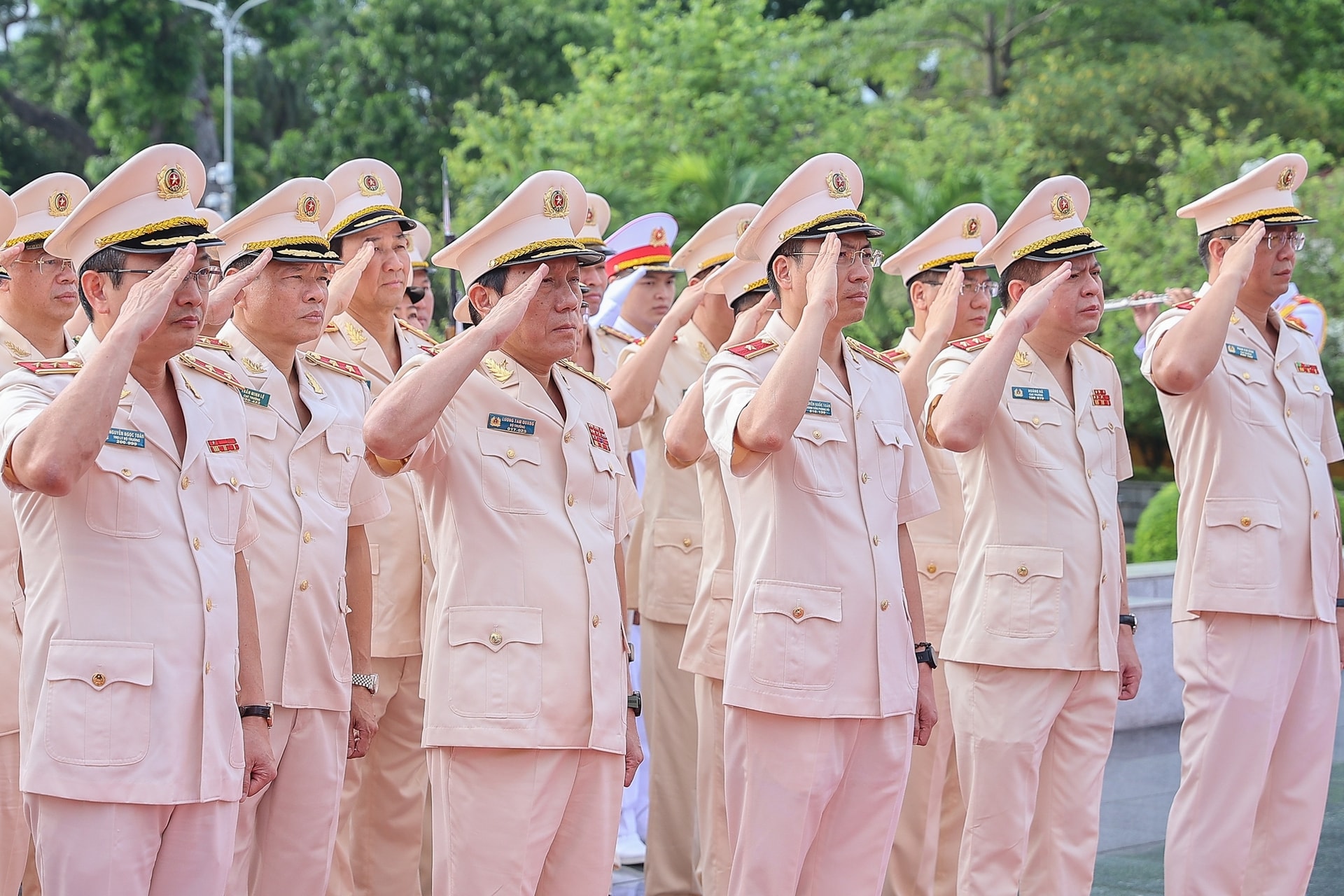 Đoàn đại biểu Đảng ủy Công an Trung ương và Bộ Công an tưởng niệm các Anh hùng liệt sĩ. (Ảnh: Nguyễn Hải)