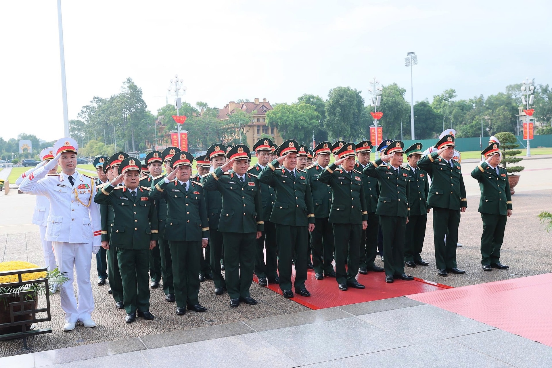 Đoàn đại biểu Quân ủy Trung ương - Bộ Quốc phòng đặt vòng hoa và vào Lăng viếng Chủ tịch Hồ Chí Minh. (Ảnh: Nguyễn Hải)