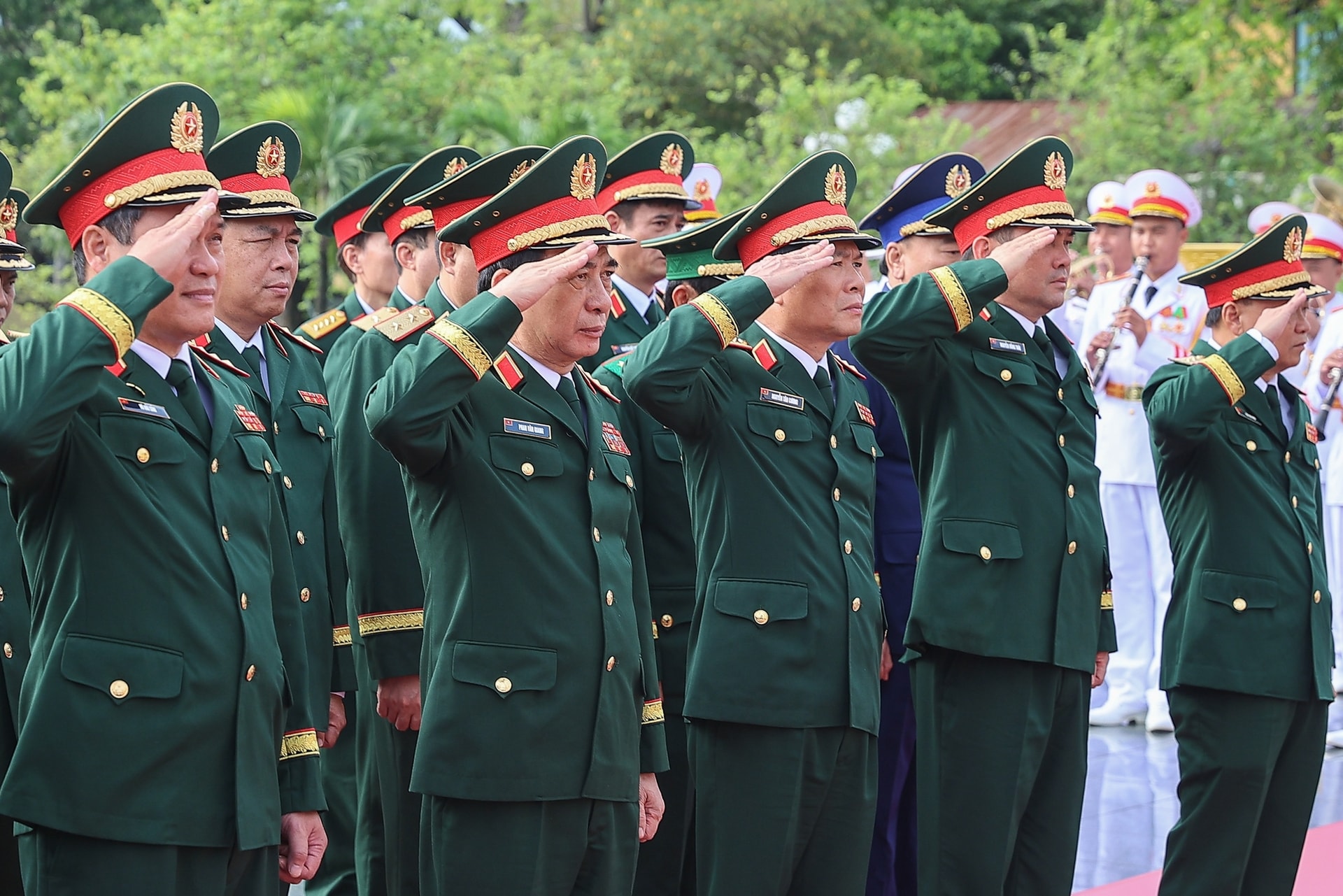 Đoàn đại biểu Quân ủy Trung ương - Bộ Quốc phòng tưởng niệm các Anh hùng liệt sĩ. (Ảnh: Nguyễn Hải)