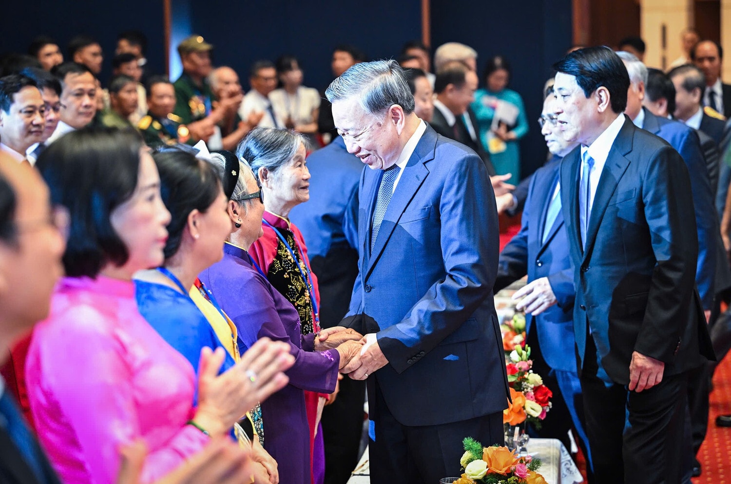 Tổng Bí thư Tô Lâm, Chủ tịch nước Lương Cường, Thủ tướng Phạm Minh Chính và các lãnh đạo Đảng, Nhà nước thăm hỏi các đại biểu người có công, nhân chứng lịch sử tiêu biểu. (Ảnh: Thành Đạt)