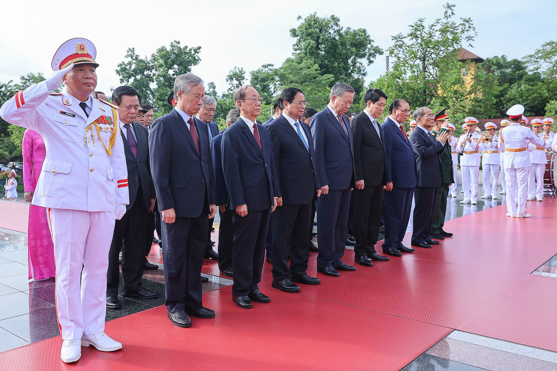 Các lãnh đạo, nguyên lãnh đạo Đảng, Nhà nước dâng tưởng niệm các Anh hùng liệt sĩ. (Ảnh: Nguyễn Hải)