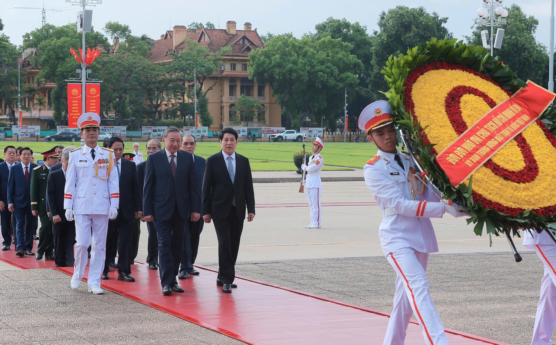 Các lãnh đạo, nguyên lãnh đạo Đảng, Nhà nước đặt vòng hoa và vào Lăng viếng Chủ tịch Hồ Chí Minh. (Ảnh: Nguyễn Hải)