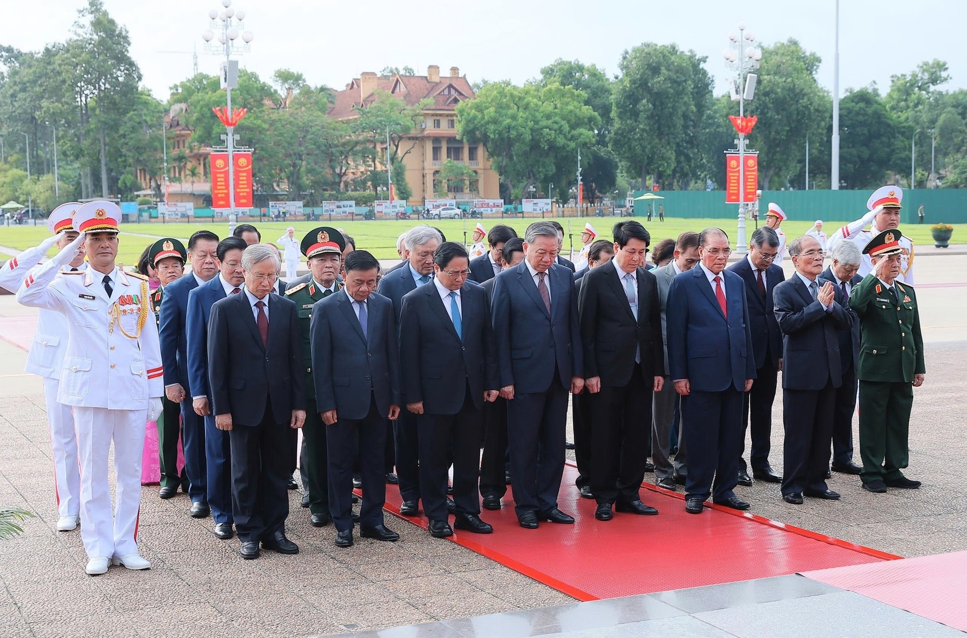Các lãnh đạo, nguyên lãnh đạo Đảng, Nhà nước thành kính tưởng nhớ Chủ tịch Hồ Chí Minh. (Ảnh: Nguyễn Hải)
