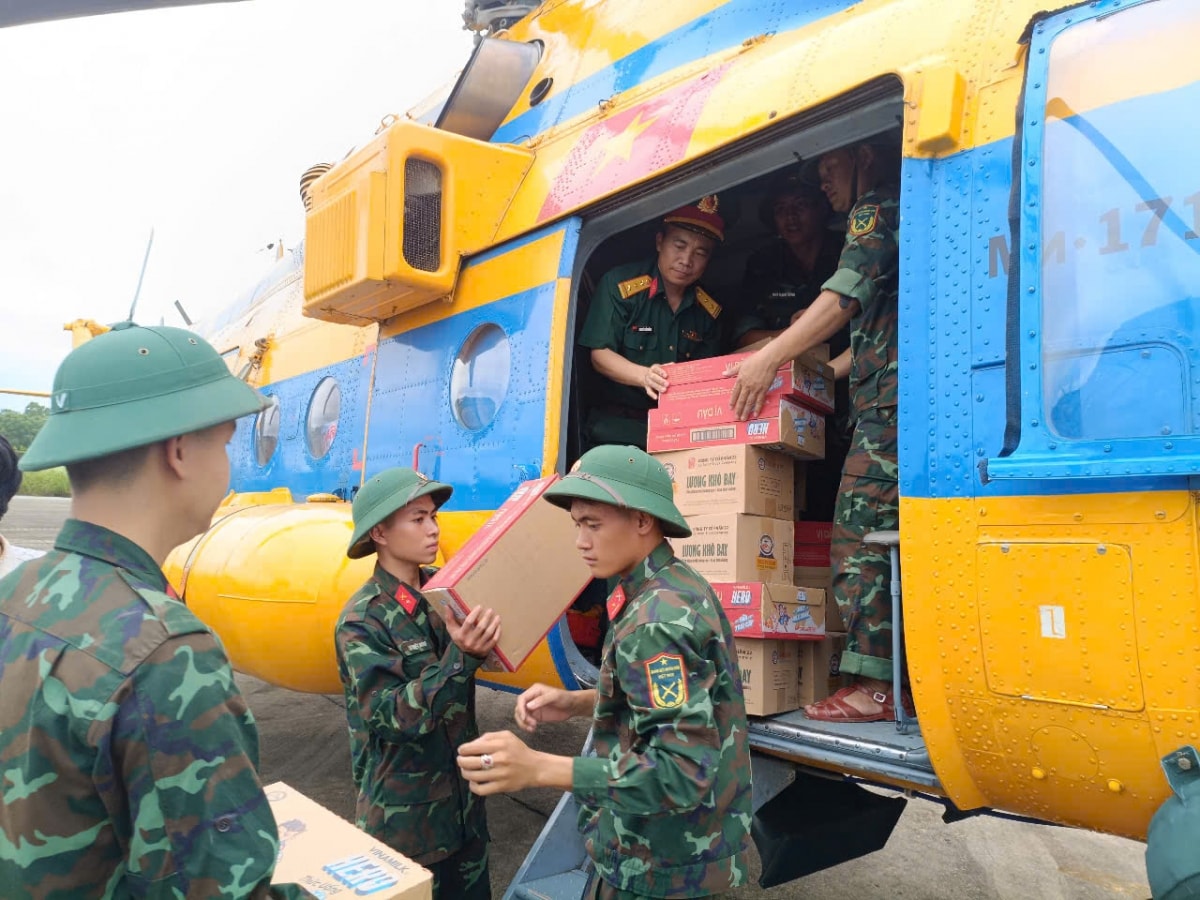 trực thăng thả lương thực, thực phẩm cứu trợ xuống nơi bị lũ cô lập ở nghệ an hình ảnh 1 truc thang tha luong thuc, thuc pham cuu tro xuong noi bi lu co lap o nghe an hinh anh 1