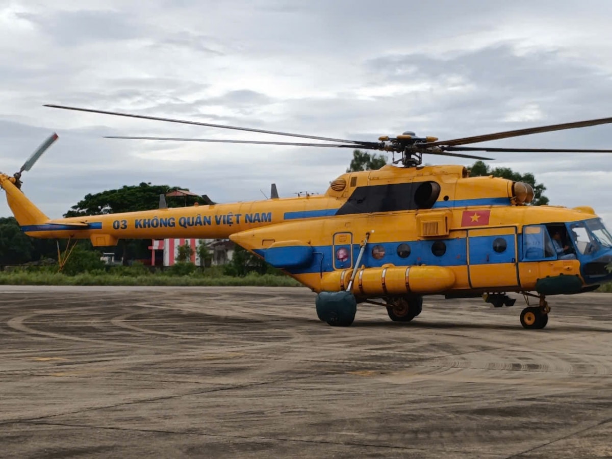 trực thăng thả lương thực, thực phẩm cứu trợ xuống nơi bị lũ cô lập ở nghệ an hình ảnh 2 truc thang tha luong thuc, thuc pham cuu tro xuong noi bi lu co lap o nghe an hinh anh 2