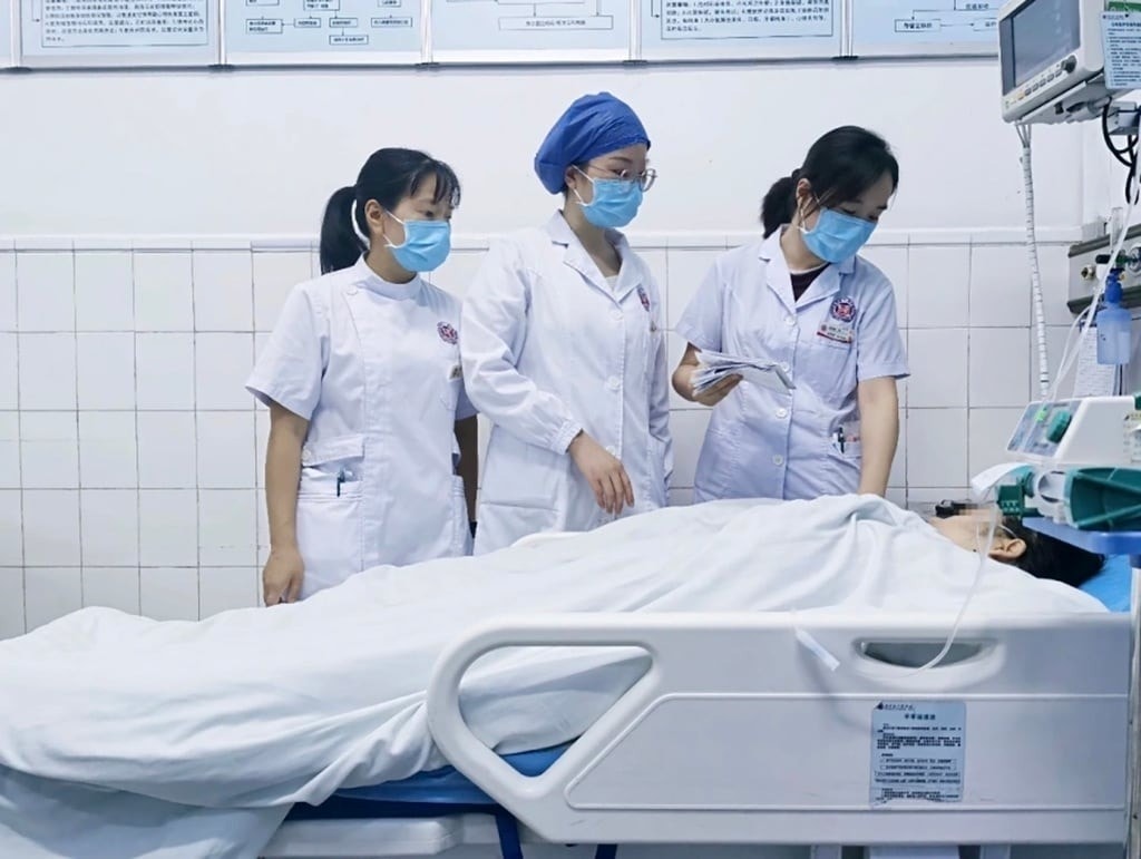 nu sinh nguy kich vi chi an rau xanh, thuoc nhuan trang suot 2 tuan de giam can hinh anh 1