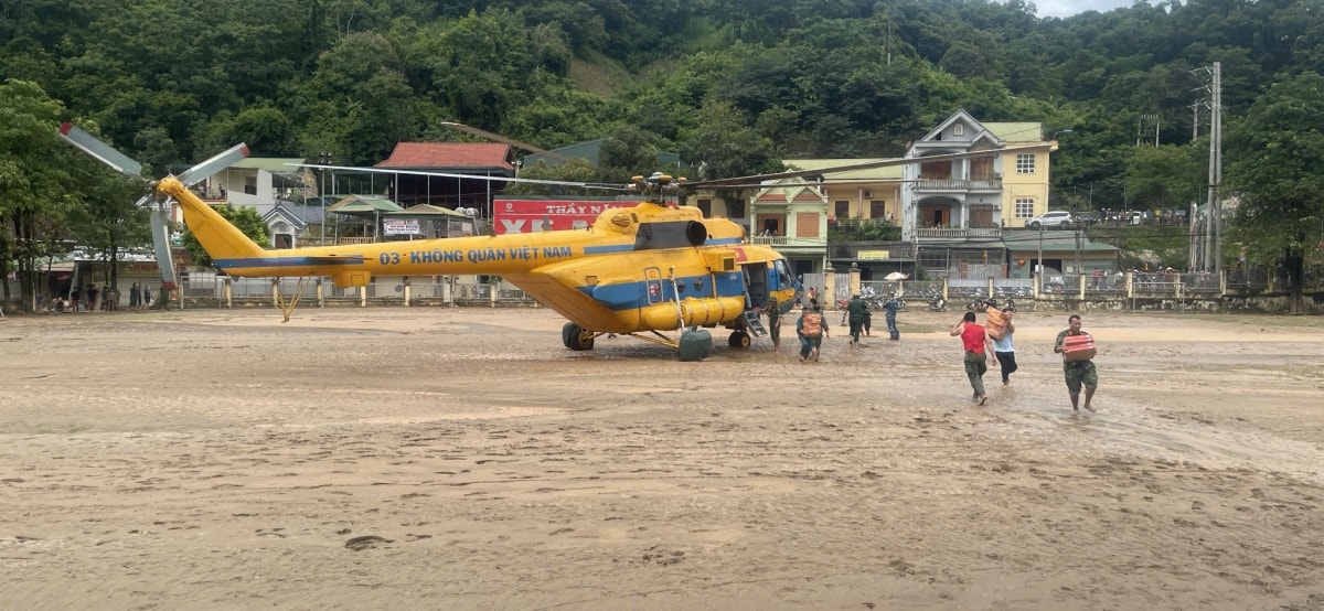 trực thăng mi-171 vào nghệ an cứu trợ bà con vùng lũ hình ảnh 1 truc thang mi-171 vao nghe an cuu tro ba con vung lu hinh anh 1