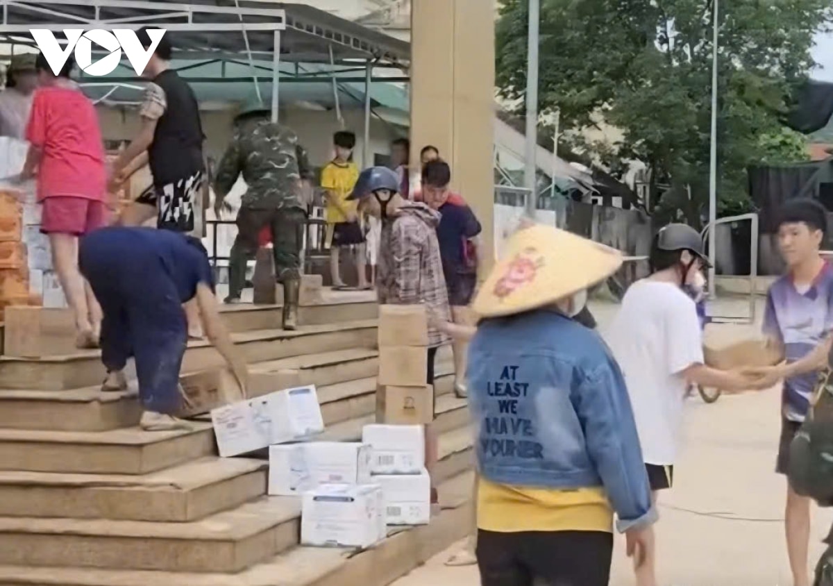 nguoi dan vung lu nghe an xuc dong nhan hang tiep te tu luc luong cuu ho hinh anh 2