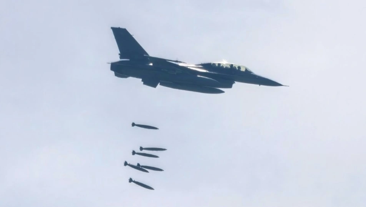 Máy bay F-16 của Thái Lan không kích cơ sở quân sự của Campuchia (Ảnh: Không quân Thái Lan)