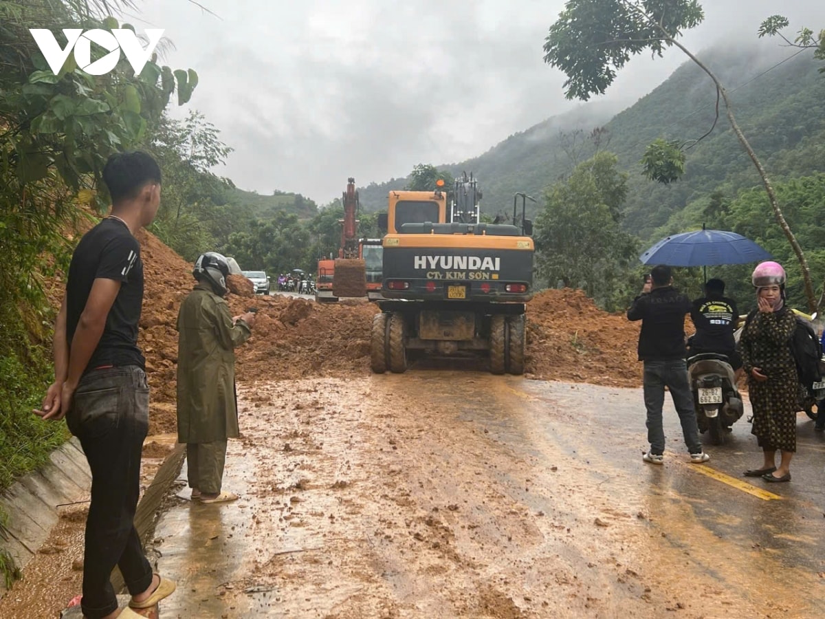 mua lon gay sat lo dat da, ach tac giao thong nhieu noi tai son la hinh anh 2