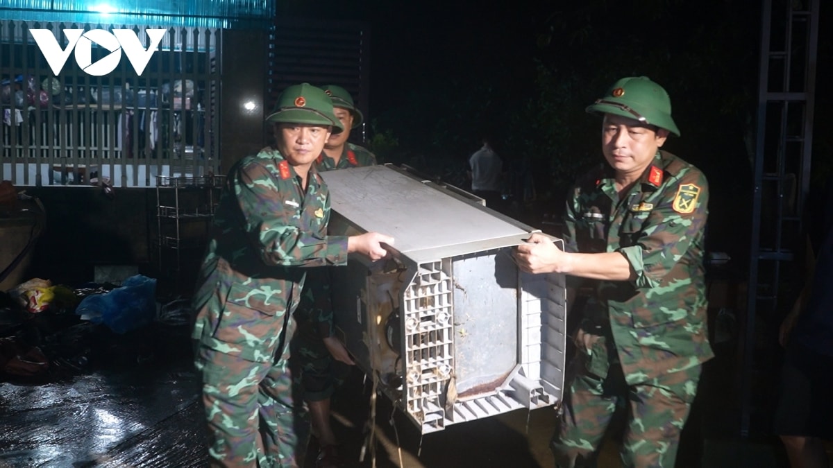 xuyên đêm giúp dân dọn dẹp sau lũ dữ hình ảnh 1 xuyen dem giup dan don dep sau lu du hinh anh 1