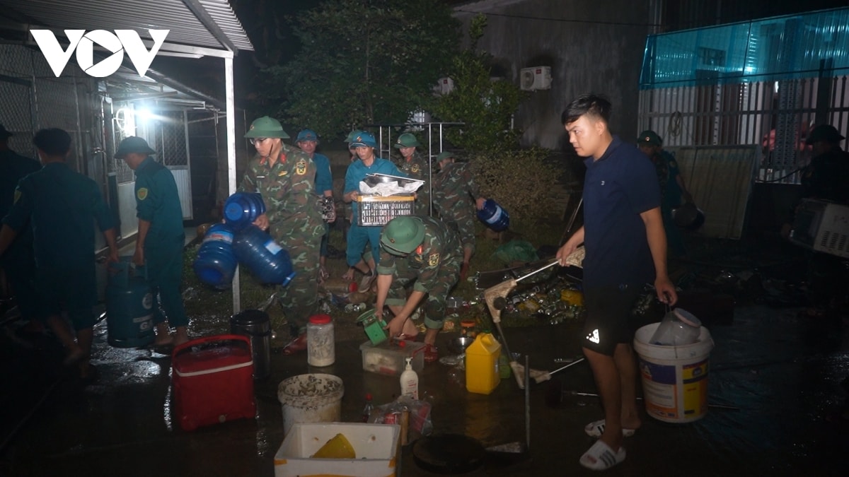 xuyên đêm giúp dân dọn dẹp sau lũ dữ hình ảnh 2 xuyen dem giup dan don dep sau lu du hinh anh 2