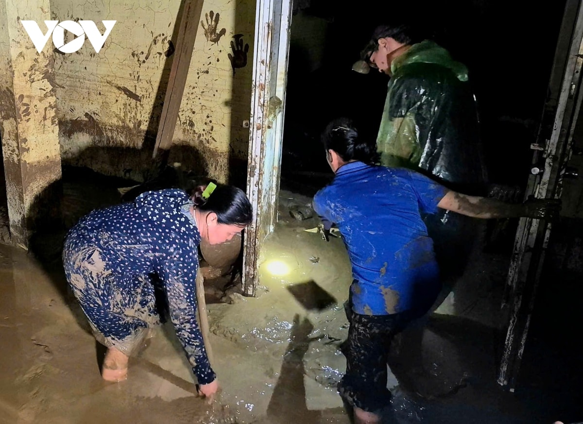 xuyên đêm giúp dân dọn dẹp sau lũ dữ hình ảnh 5 xuyen dem giup dan don dep sau lu du hinh anh 5