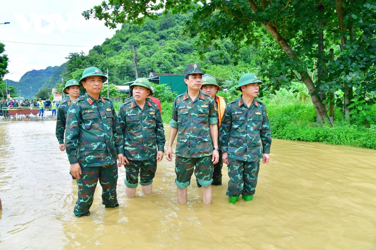 xuyên đêm giúp dân dọn dẹp sau lũ dữ hình ảnh 4 xuyen dem giup dan don dep sau lu du hinh anh 4