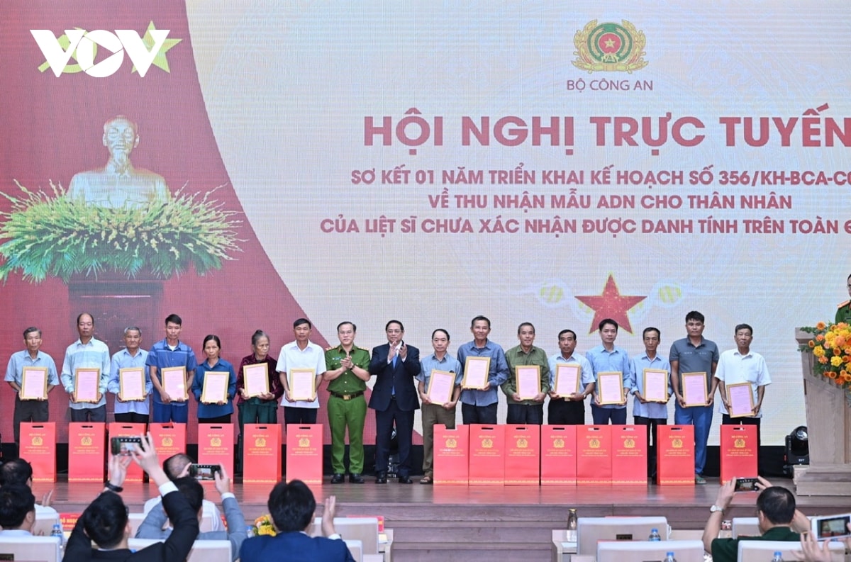 thu tuong trao thong bao ket qua giam dinh adn hai cot liet si cho 15 gia dinh hinh anh 1